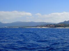 石垣島の最北端を回り込んで all-inclusiveのクラブメッド石垣島の沖合にやって来ました。

川平石崎マンタシティというポイントを目指してきましたが、すでに７～８隻のダイビング船が来ていました。
このポイントでは一度に停泊してダイビングできる船は５隻までという自主規制が設けられているそうで、他の船が離れるまで順番に沖合で３０～４０分ほど待ちました。
他のポイントでダイバーが多くなりすぎてマンタがストレスを感じて遭遇率が減ってしまったという教訓を生かしての自主規制だそうです。
石垣島のダイビングショップの協力関係や連携の良さをここでも感じます。
この時点で船長さんが他の船とも連絡を取り合っていた様子からもそのことが窺えました。