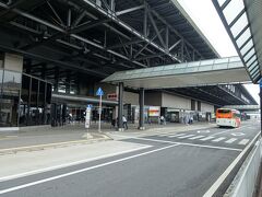 成田空港発の便に乗るので成田空港へ向かいます。自宅から車で行きまして、道路は空いており首都高大宮線→外環→東関東道のルートで1時間40分くらいでシャトルパーキングという駐車場に到着しました。この駐車場はキーを預けなくていいので決めました。
シャトルパーキングの送迎バスに乗り成田空港第2ターミナルに到着です。