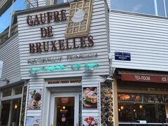 オ・ゴーフル・ド・ブリュッセル (Aux Gaufres de Bruxelles)にワッフルを食べにいきました♪ここもホテルからすぐです。
ワッフルにはブリュッセルワッフルとリエージュワッフルの2種類があり、ここはブリュッセルワッフル