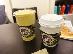 さてアラモアナセンターです。まずはJTBのオリオリステーション・アラモアナで書類などを受け取りました。
次は、とにかくコーヒーが飲みたかったので「アイランドヴィンテージコーヒー」に入店し僕はホットコーヒーを妻はパイナップルマンゴーのようなスムージを頼みました。量が多いです。コーヒーは12oz、スムージーも500ml近くあるように思います。コーヒーの味は普通でした。