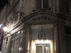 ブリュッセルでのホテルはここ、Aris Grand Place Hotel。なんと言っても、グランプラスに本当に近い！グランプラスに向かう道に面していますし、グーグルマップの衛星写真で確認した時に割と賑やかな感じがしたので、人通りもあって安心かなと思い選びました。ホテルはすごく綺麗！というわけではないですが、立地と安全面から考えると満足です。うるさいと眠れない！という人には向かないかも。1時過ぎても外のにぎやかな音がしていたので。

チェックインをして、もう23時くらいでしたがちょっとグランプラスを見てみたかったので出かけました。徒歩2分くらいです
