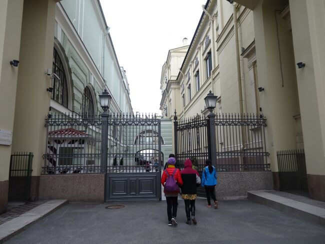 正面入口と違いこっちの入口はガラガラ予想してたけど