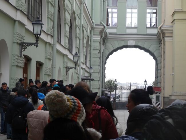 ほとんどが中国人だ。<br />中国人、ちょっと空間があっても割り込みしてこないな<br />川側に抜ける反対側の門が空いていて通行できることことを確認した。<br />渡り廊下観光客がもう歩いてるじゃん。脱ぐには寒いけどダウンコートを丸めてカバンにしまい準備完了<br />