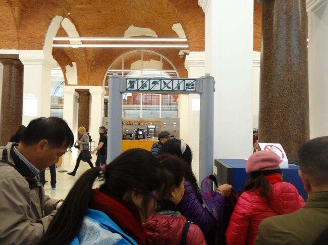 10:38　早めに入れるとかはないみたいです<br />ここは入ってすぐの荷物検査<br />中国人がペットボトルを捨てるよう言われてたの私も自ら捨てたけど黙ってれば見つからなかったかも。ゴミ箱に水捨ててたの私らとその中国人だけだったんだもん