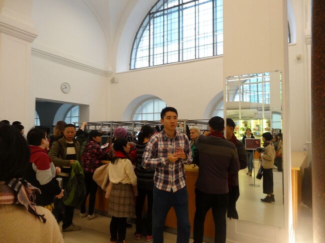 すぐにクロークがあります。<br />