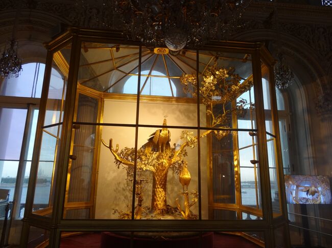 10:57　え、嘘でしょ孔雀時計、人いない<br />エルミタージュ内部地図のダウンロードがあったので数年前の古いのだけど出発前に印刷して持ってきてた。それが無かったらこんな早く来れないもん。だからかな。<br />J.コックス　18世紀後半、イギリス<br />北の離れの内装は19世紀中庸に抜本的に改装されてしまう。エカテリーナ二世の時代には小さな部屋がいくつかあった所に、白大理石が美しいパヴィリオンの間ができ、その中央に18世紀にイギリスの有名な時計氏コックスによって制作され、ポチョムキン公買い付けた大時計「孔雀」が設置されている。この時計はペテルブルグに搬入された際には分解されていて、1792年にI.P.クルービンというロシアの機械工芸者が組み立てるまではこの精密機械を誰も稼働できなかったというのは有名な話だ。もともとタヴリア宮にあったが、ポチョムキンの死後、エカテリーナ二世の手元に移った。木の根元と鳥たちの内部にある仕掛けのぜんまいを巻くと、この舞台芸術のような機微に富んだ幻想的な見世物が魔法のように動き出す。(土産本）<br />