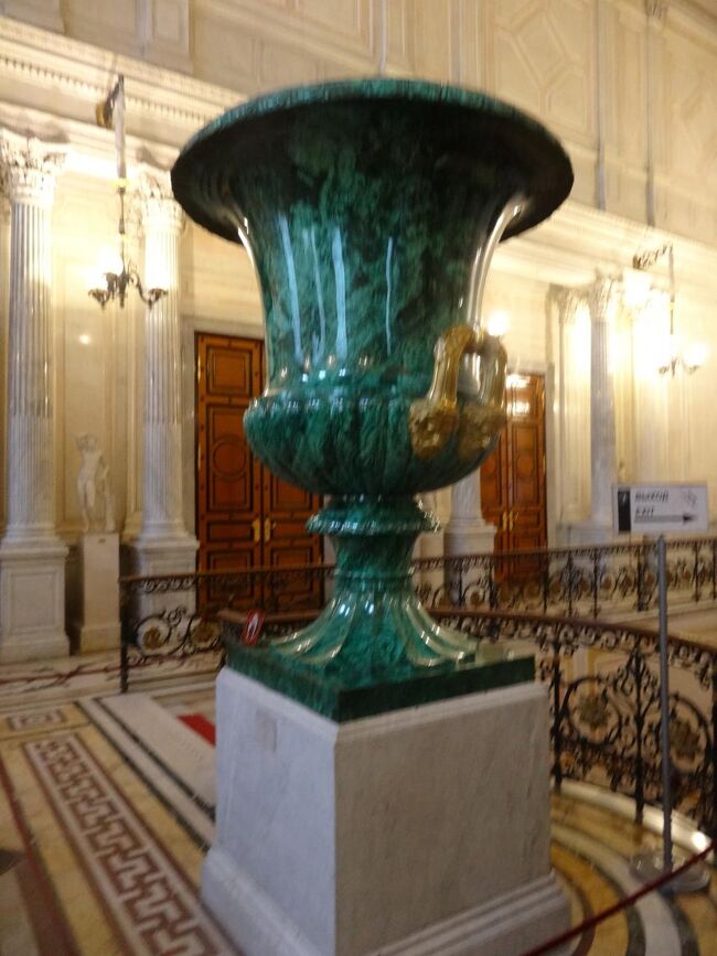 重厚に見せてるのはなんたってこの孔雀石の深い緑色よ<br />Ｍａｐ206番　A.=Ｉ. シュタケンシェナイダー《1802-1865》<br />議会階段　19世紀中葉<br />旧エルミタージュ1階の数室を議題とした法制審議会に因んで名づけられた議会階段の2階ホールは、それ以前はI=M.フェルデンが1780年代に作った楕円の間だった。この階段ホールの扉はそれぞれ小・新・旧エルミタージュ棟と繋がっている。（土産本）