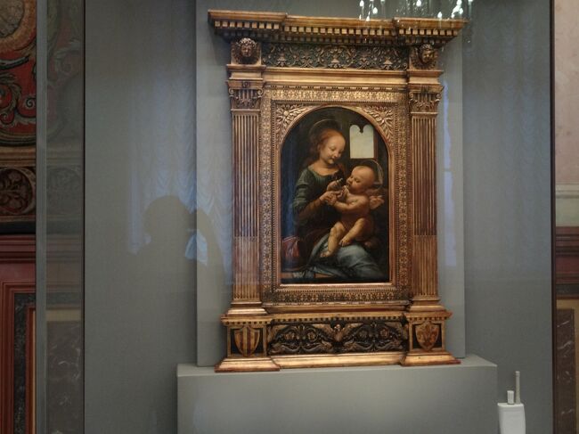 うわーすごいオーラ放ってる。窓塗りつぶされたんだろうな何が描いてあったんだろう。後ほどここをじっくり見ておいて本当に良かったとなる・・<br /><br />花を持つ聖母（ブノワのマドンナ）1478　カンバス《元木板》油彩49.5×31.5<br />ダヴィンチのこの名作がペテルブルグに持ち込まれたのは全くの偶然だった。この絵は元々アストラハンの貿易商サポージニコフのものだったが、後にその娘婿の建築家L.=N.ブノワの手に移り、ペテルブルグで保存されることになったのだ。この絵をアストラハンで放浪のイタリア人音楽家からとサポージニコフは人に話していたとも言われたが、後世、この説は聞こえの良いただの言い伝えと判明した。ダ・ヴィンチ初期を伝えるこの作品がどのようなわけで、いつロシアに流入したのかは未だ分かっていない。イタリアの天才ダ・ヴィンチが当時まだ普及し始めたばかりの油絵具を使って書いたもの。（土産本）<br />