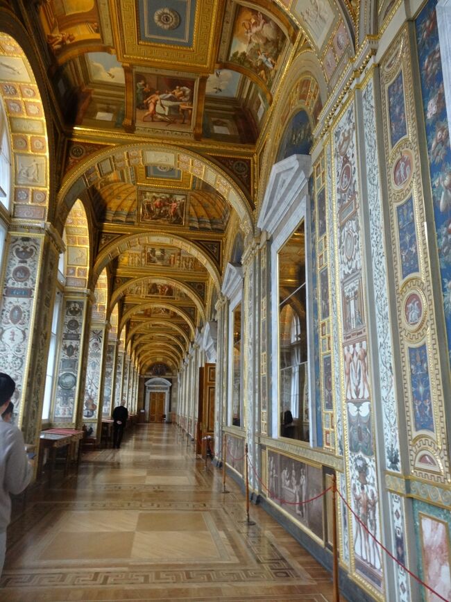 11:16　ラファエルの回廊<br />本物のバチカン美術館見た人はどうだろう・・<br />また本物を見たくなりました。視力悪くなってるし感動も薄くなってるのでね。<br />壁絵の文様はいわゆるグロテスクで、様々な想像上の生物、鳥、魚、蝶々、花、つる草、そして人の不可思議な姿から成っている。正確な左右対称の構成にも関わらず、同じ絵柄が繰り返し使われることのないため、壁絵は生き生きとして道性を失っていない。（土産本）
