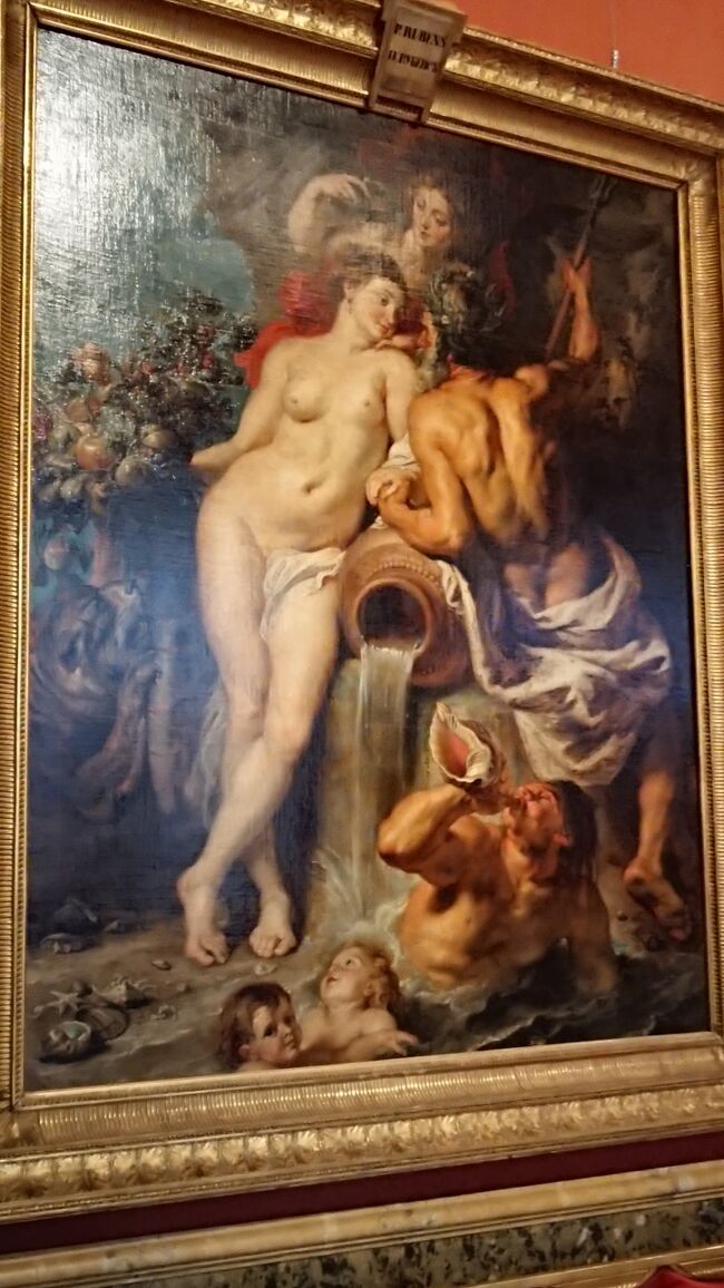 P.=P.ルーベンス《1577-1640》<br />大地と水の融合　1618頃　カンバス　油彩　222.5×180.5<br />Map247<br />この寓意画は命の源である大地と水の融合を称えている。大地はキュベレに、水は海人ネプチューンによって象徴される。この絵を通じてルーベンスは愛する祖国が直面していた最も重要で危急の問題を提示し、フランドルの貿易にとって致命的だったオランダによるシェルド川封鎖が説かれるよう自分の希望を吐露した。（土産本）