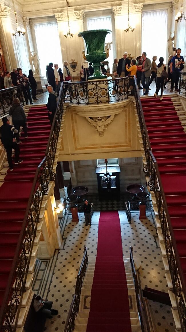 Ｍａｐ206番　A.=Ｉ. シュタケンシェナイダー《1802-1865》<br />議会階段　<br />シュタケンシェナイダーは軽妙で控えめな上品さを持ち併わせたスバラシイ内装を創作している。長く、傾斜の強い階段を造ることができたのは、この時代から初めて利用され始めた金属材のおかげだった。大理石の段は鉄枠の上に敷かれていて、文様をなす浮彫装飾はその金属の部分を隠す役目を負う。壁の上張りは白色とピンク色の人工大理石。（土産本）