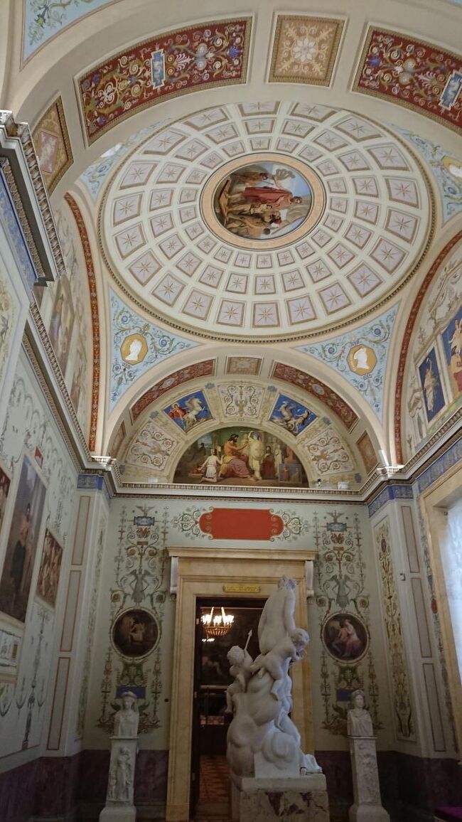 廊下にずらーと絵画と彫刻、ただただ圧巻です<br />しかもなんかメルヘンきゃわ。こういう柄のカーテンよく売ってるわ<br />ストリートビュー 59.941579, 30.316886<br />Map241<br />L.フォン・クレンツェ(1784－1864）<br />古代絵画史の長廊下<br />クレンツェは、この長廊下によって、古代絵画の発展と現代まで残らなった古代の偉大なる画家達のいくつかの作品を紹介しようと考えた。そので、86の主題を選抜し、Ｈ.ヒルテンシュパーガーという画家に装飾板を作らせ、長廊下の四方の壁に飾った。これらの絵は蝋焼付という古代の技法を真似て銅版に蝋絵具によって書かれている。古代絵画史の長廊下では、18世紀末から19世紀初めにかけて活躍した新古典主義の双璧A.カノーヴァとB.トルヴァンドセンの作品が展示されている。（土産本）<br />