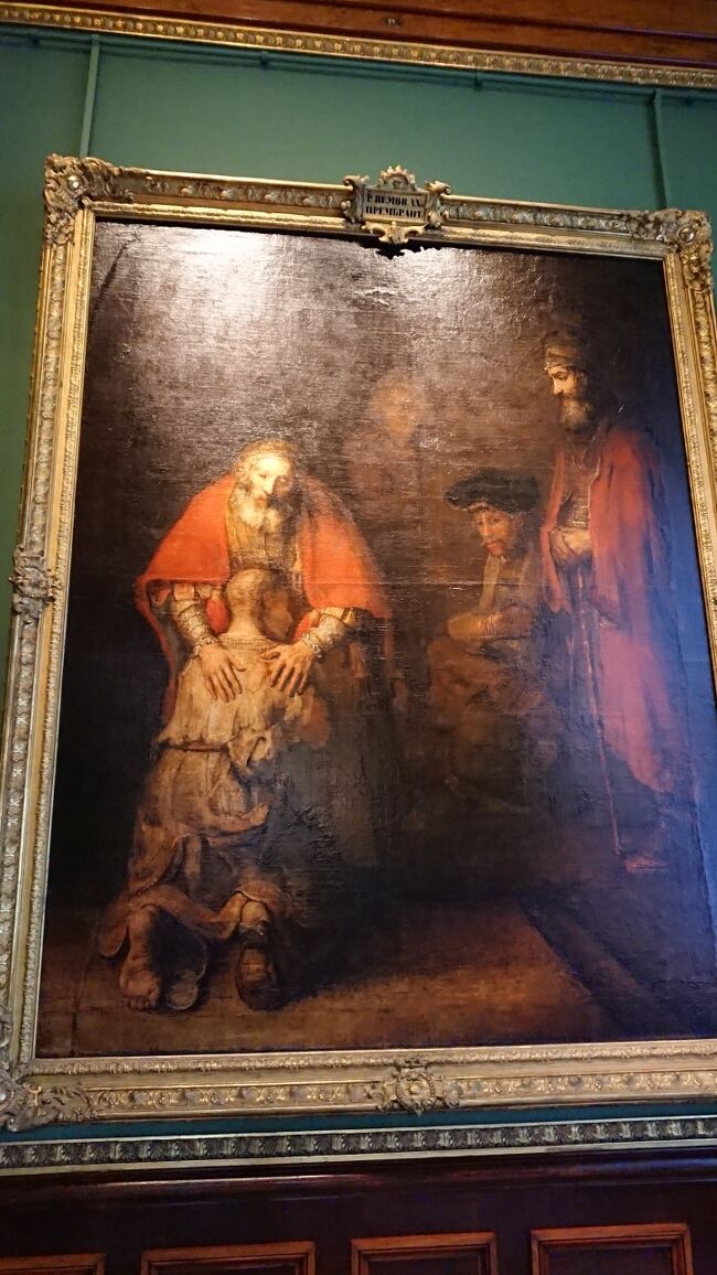 見所に選ばれるほど傑作だったのか。中国人が溜まってました。去年上野に来てた時は気づきませんでしたが左上にも人がいたのね全部で6人?<br /><br />レンブラント(1606-1669) 放蕩息子の帰還 16668-1669 カンバス 油彩 262×205 元ダンジュン公爵（パリ）蔵<br />交差する感情の緊迫感が限りない深みを作り出すこの作品は、レンブラントの遺言として受け止められることもできる。病んで誰からも省みられることもなく、愛する者全てに先立たれた画家は、この作品によって、何もかも認めて赦すという高尚な、真実のキリスト教的人間愛の観念を表現した。再開の場面は表面的には極めて簡略に描かれている。老人とぼろぼろになった服を着た貧しい旅人が、ただ言葉なく抱き合っているばかりだ。<br />老人は面持ちこそ落ち着いて見えるが、息子の肩に愛情を込めて優しく置かれた両手からは、老人の内にあるあらゆる感情が伝わってくる。眼前に繰り広げられるドラマの衝撃と感動に周囲の者は傍らで立ち尽くすことしかできない。（土産本）