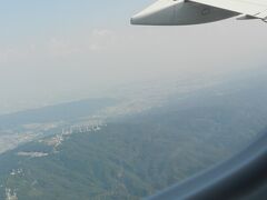 生駒山（大阪府と奈良県の県境にある山）の山頂が見えています。