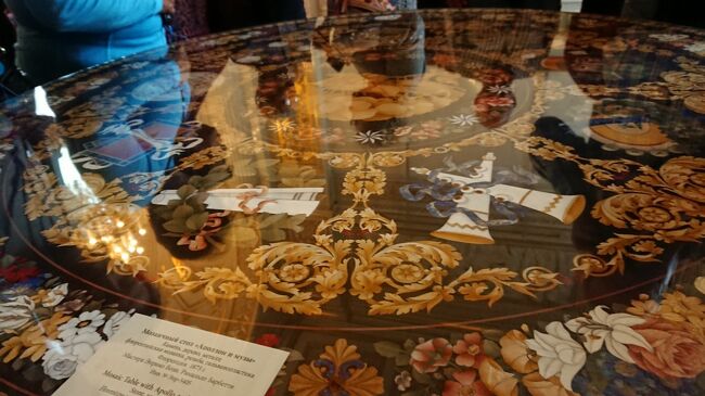 すぐ近くにありましたが家具にするとこんな感じになる。とにかくド派手が好きなんでしょうか<br />黒が少しだけ入った地味なのもありましたけど全然そっちのが良かったです。ガラスを上に敷かないと傷がつきそうで怖くて使えません。鑑賞用になっちゃいます