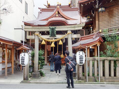 小綱神社。
弁財天とかで、ちっこい神社なんだけれど、訪れる人が次から次へと@@;
御朱印を預けてからお参り^^;