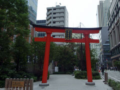 福徳神社。
ちょうど、お昼時だったので、サラリーマンの方々が外でお弁当を食べていらっしゃいました。
籤運がいいとか?
普段から宝くじとか興味ないので持ってきていませんが、こちらにおいてお参りするといらしい?