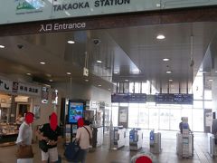  高岡駅からあいの風とやま鉄道に乗車します。２４時間テレビの放送日のため構内は募金活動の声が響き渡っていました。

 