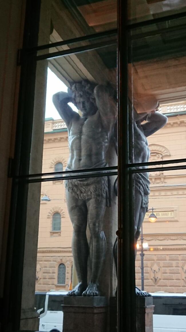 窓から見える銅像があまりに苦しそうだったので上の天使が気になったのです<br />