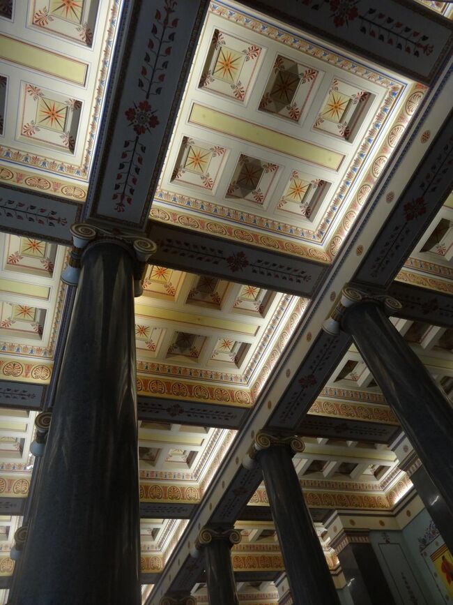 L.フォン・クレンツェ《1784-1864》<br />十二円柱の間<br />Map130<br />壁の上方に施された１２の装飾がは絵壺の柄図柄を使ったもの。<br />１９世紀中葉に美術館として作られた内装を唯一手つかずのまま残す貴重なホールである。