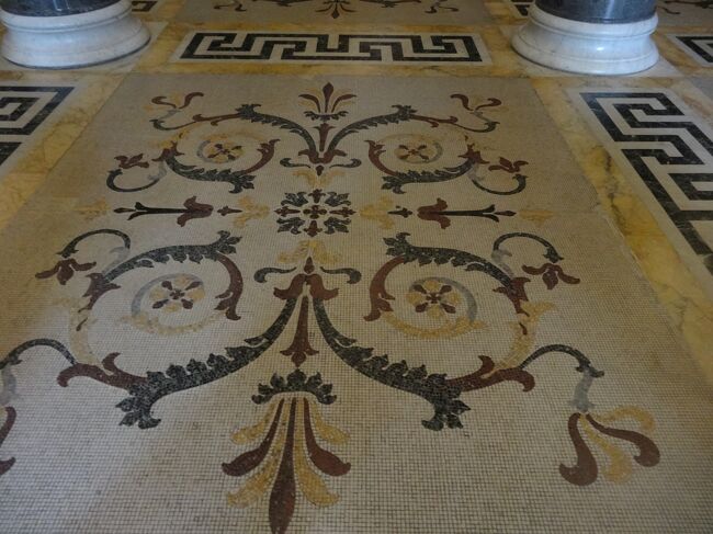 ギリシャの壺って日本の美術館でよく見るから有難みがなくて・・<br />壺も円柱も撮ってないが床のモザイクは見事。<br /><br />古代の絵壺の展示用として造られたホール。<br />古代美術に精通していたクレンツェにふさわしく、古代のモチーフは内装を取り入れている。２列に並ぶ円柱は天井の梁を支えており、天井は古代ギリシャの神殿のように碁盤状に区切られている。