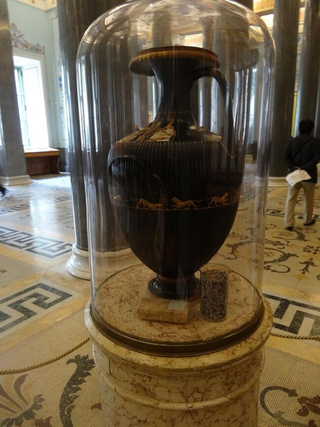 Regina Vasorum or Queen of Vases <br />高さ65.5cm 紀元前4世紀<br />かなり見づらいですがちょうど通りかかった日本人ツアーのガイドが一番古いと言ってたので撮影しましたが検索してもそんな記述は無く、前6世紀のもあるから聞き間違いですね。でもこれだけ大事そうにケース入ってたから気になったんです