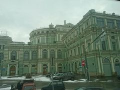 午後はサンクトペテルブルク市内観光。
車窓から見るマリインスキー劇場。
モスクワのボリショイと並ぶ権威ある劇場だ。
