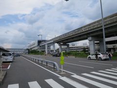 大阪空港から出発
空港内はあちこち工事中で壁だらけ。。