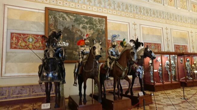 L.フォン・クレンツェ《1784-1864》<br />騎士の間馬上の騎士団　Map243<br /><br />クレンツェが当初帝室の古銭およびメダルコレクションを展示するためにデザインしたこのホールでは、現在15世紀から17世紀西欧武器・武具が置かれている。壁や天井は豊潤たる装飾文様と人工大理石の羽目板で、そして床は高級木材を使った寄木細工で彩られている。競技会用あるいは実践用の千差万別の鎧や、両手で持った太刀から上品な三稜小剣まで揃った刀剣、盾、アーチェリー、兜、そして大小の火縄銃の入った展示ケースが壁に沿って立ち並び、展示の核として完全武装の騎馬軍団が雄姿を誇るこのホールでは、イタリア、フランス、ドイツ、そしてイギリスの武器職人たちがどれだけ高度の技術を持ち、創造性に満ちていたかを知ることができる。（土産本）