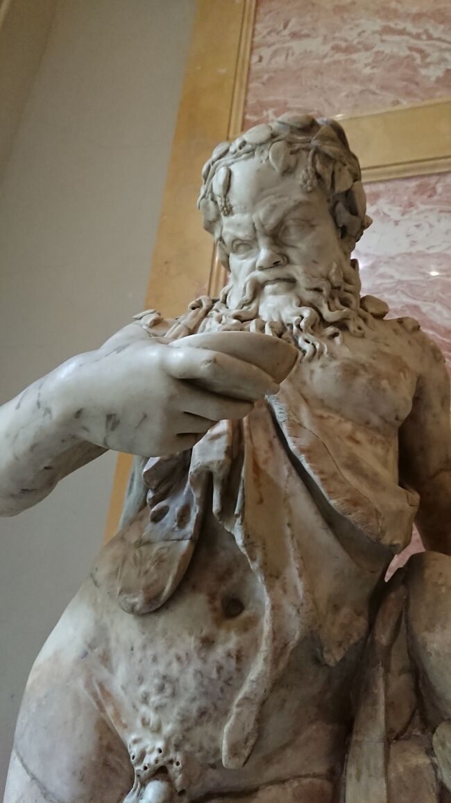 これはすごい顔だな<br />詳細不明ですがギリシャ神話でしょうね<br />何かと格闘してるのかな