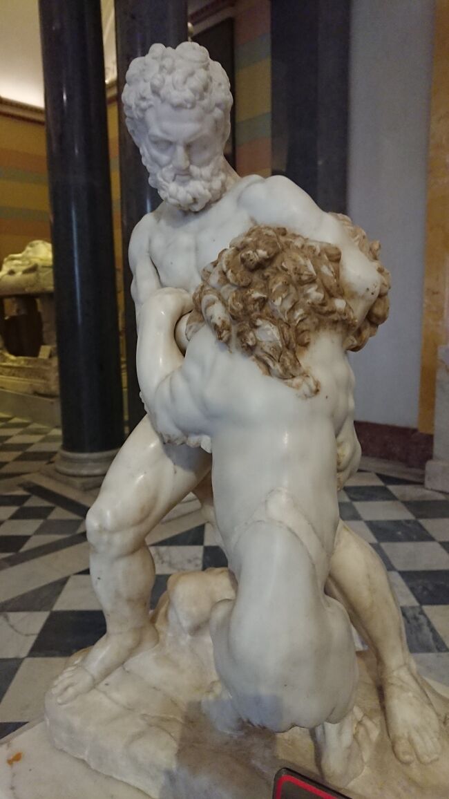 Heracles Slaying the Lion of Nemea-Hermitage<br />1st-2nd century Roman copy of Lysippus' original<br />こちらもギリシャ神話かな、と思ったらやはりそうでした<br />ヌメアの獅子を締め上げるヘラウレス<br />Map115,116付近<br />