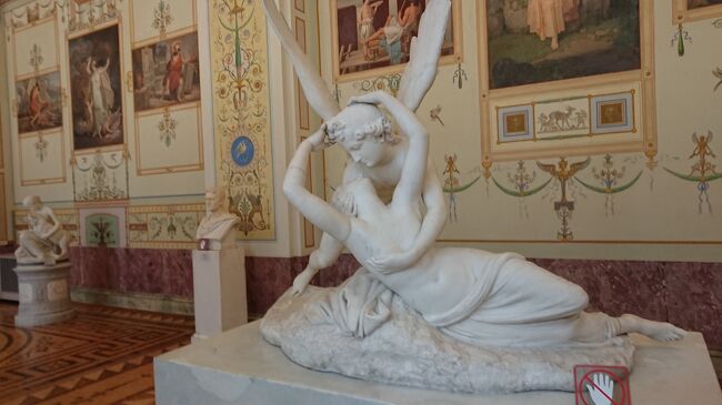 110番から続いている中央階段がとても美しく、1階の地図だけを見ているとどこに続くか分からなかったので様子を見に上りました。241古代絵画史の長廊下に戻りました。<br /><br />A.カノーヴァ《1757-1822》<br />アモルとプシケ　1796　大理石<br />新古典主義の名匠カノーヴァがこの作品で描いているのは、古代神話に登場するアモルとその恋人プシケの物語のクライマックス部分である。アモルの母ヴィーナスはこの美しい娘を亡き者にしようとした彼女にハデスの地下王国から「神の美」に入った小壺を取って来させる。禁じられていたにも関わらず、好奇心に負けて壺の蓋を開けてしまったプシケは、気を失ってはたと倒れる。壺の中身は実は「神の美」ではなく、永遠の眠りだったのだ。そこにアモルが舞い降りてきて彼女に口づけをすると、乙女は目を覚ました。（土産本）<br />
