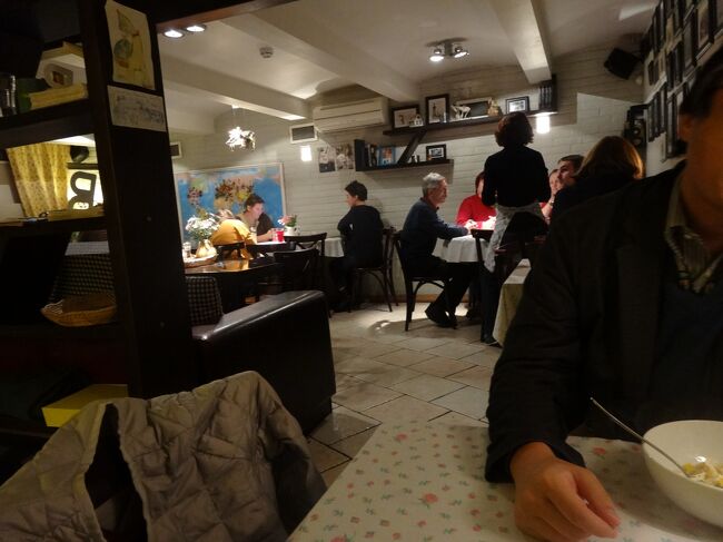 14:20　昨日と同じお姉さんが来て混雑しているからカウンターで少し待ってほしい、空いたら移動できるから、と言ってくれました。英語ペラペラや<br />待ってる間、また普通のメニューをよこしてきた。決してランチメニューをくれない。無いのかな？でも顔を覚えていたようでランチよね？と今日のメニューは何とか何とか笑顔で応対。