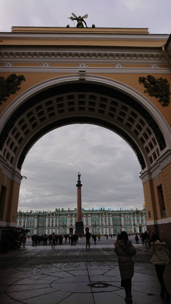 15:54　疲れたんでダラダラしてた上にバスが来なくてK252に乗ろうとしたら4日券使えなくて後から考えたら40P払えば良かっただけなんだけど動揺して降りてしまった。60Pのペテルゴフ行きには乗れたのに都会はダメなのか。歩くけど別の路線でエルミタージュ最寄りバス停で下車。