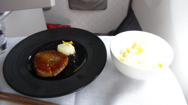 しゃれたお皿に盛られたメイン料理と栗ご飯です。