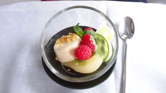 デザートです。アジア路線としては、他社のビジネスクラスを超越しています。