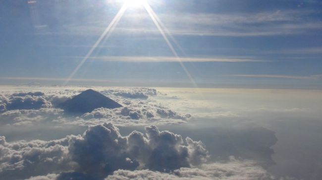 着陸態勢に入ってしばらくすると、アグン山3014ｍが見えてきました。