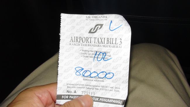 空港からタクシーでクタビーチに向かいます。公式カウンターで料金前払なのですが、アジアのリゾートですから油断大敵です。案の定、運転手さんがどんどん裏道を行くので、心配になり、地図を出して外の景色と見比べていたら、３０数分後、無事に到着しました。どうやら実はいい人だったようです。疑ってごめんなさいという気持ちでチップをあげたら、喜んでくれました。