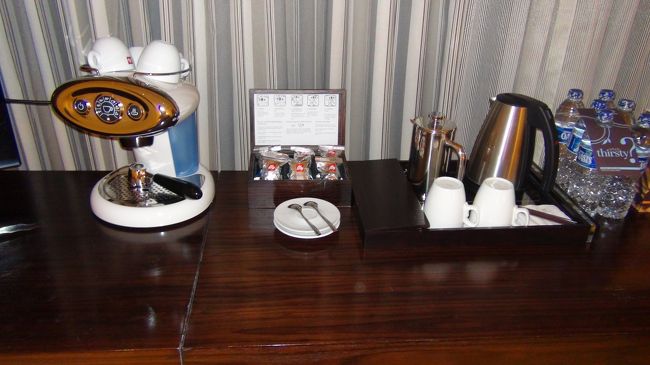 エスプレッソマシンがありました。水も、こことバスルームに計8本も置いてあります。もちろん無料。原価が安いとはいえ驚きです。
