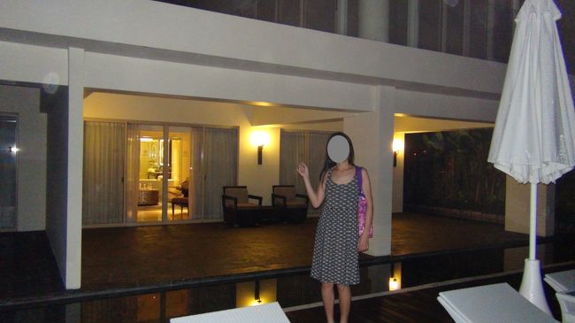 アサインされたのは、プールそばのスイートルーム。もともと広めのお部屋が２室分、外から見ても結構広いです、と言っているようです。