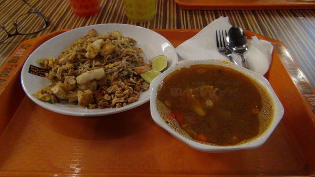 隣のショッピングアーケードで夕食です。味も価格も･･･もう来ないかも。