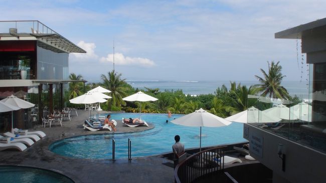 なかなかいい感じのプールです。海も見えます。<br />