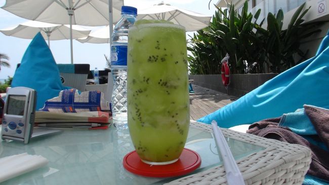 プールサイドでカクテルというのが我が家のお気に入りです。ただ、税サ込で１杯2000円は、プーケットの価格に慣れている身には、少し高すぎます。