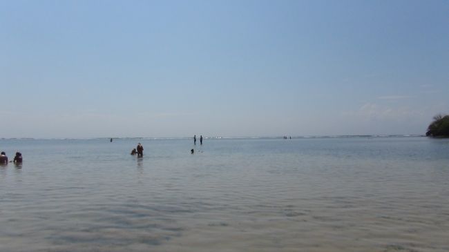 遠浅です。潮の満ち引きにもよりますが、かなり浅めです。