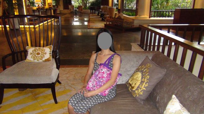 クタからタクシーで、ヌサドゥアにあるラグーナ・ラグジュアーリーコレクションに移りました。ロビーでは民族楽器の演奏があります。アジア間たっぷりでいい雰囲気です。