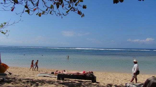 ビーチに面したホテルがいくつもあって、プライベートビーチではないので、売り子さんがたくさん来ています。