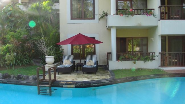 部屋をラグーンの反対側から撮りました。部屋からそのままプールに出られるプールアクセスは快適です。