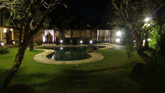 ３時間の施術と、ホテルからスパ＋スパから空港への送迎付で、一人5000円ほど。満足でした。