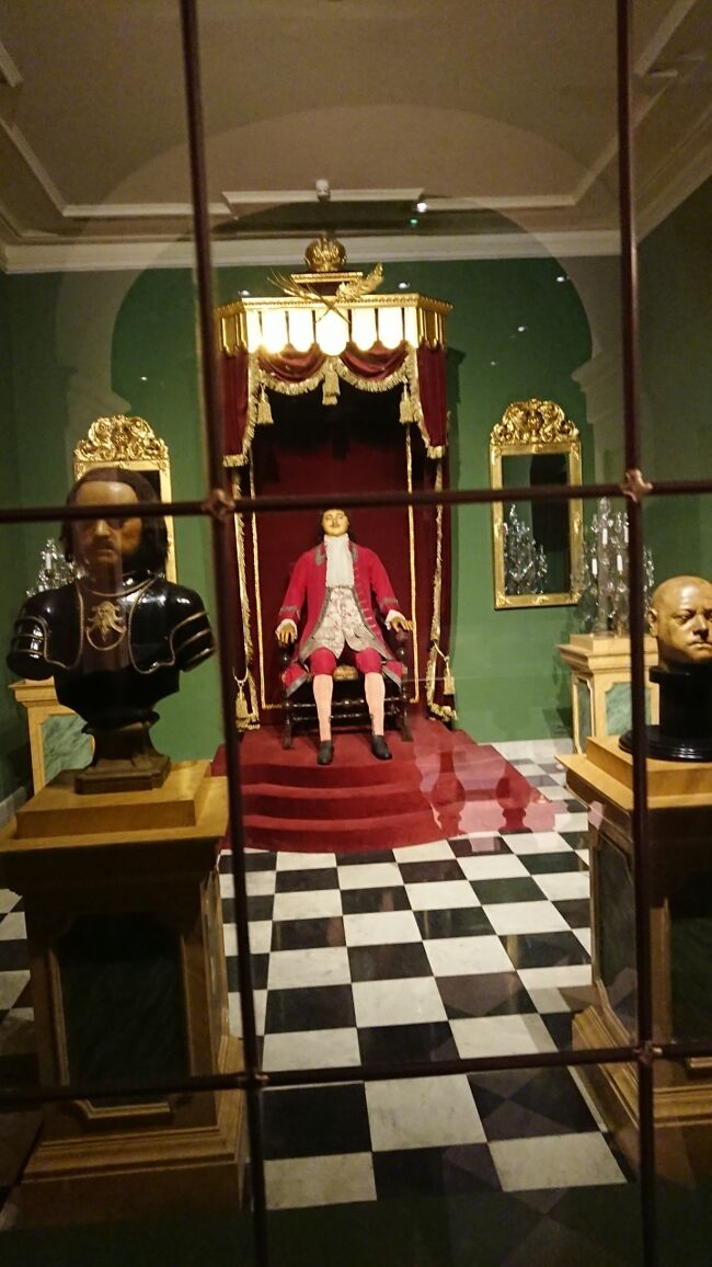 何故鉄格子が必要なのでしょうか<br />K.B.ラストレッリ<br />《1677-1744》ピョートル一世蝋人形　1725<br />蝋、木<br />大帝没後に妻エカテリーナ一世が彫刻家ラストレッリに作らせた蝋人形。<br />ピョートルが息を引き取った直後に顔は蝋で、手と足は石膏で形を取ったため、実際と正に寸分違わない。蝋人形といっても蝋製なのは顔と手足だけで、その他は木でできている。銀糸の刺繍が施された礼服、赤い綬の聖アンドレ勲章、そして靴など、着用しているものは全て２メートル4センチの長身を誇ったピョートル自身の所持品である。そればかりでなく、かつらに至るまでピョートルの地毛でできている。現在、この人形は1970年代にエルミタージュ劇場地下に復元されたピョートル一世宮内に展示されている。（土産本）