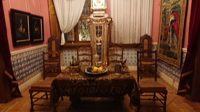 ピョートル一世冬宮殿食堂<br />ピョートル一世のために建設された三つの冬宮のうち最後となったこの冬宮は、エルミタージュ劇場建設時に部分的に破壊されており、残った部屋部屋も内装は残っていなかったため、どの部屋がどのような用途に使われていたか分かっていない。修復を終えて実現された食堂にはピョートルの時代に普及していたであろう物品が、エルミタージュの収納物の中から例示のために陳列されている。中近東の絨毯が掛けられた食卓には、銀食器と修復の際に建設のごみの中から発見された未開封の１８世紀初めのワインボトルが載る。（土産本）